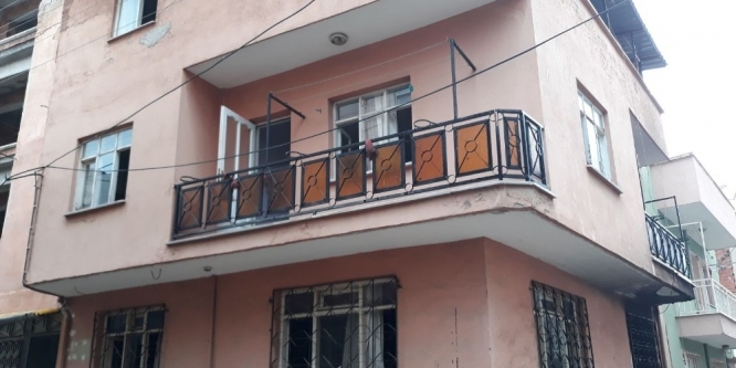 Yangında mahsur kalan 3 kişiyi itfaiye kurtardı