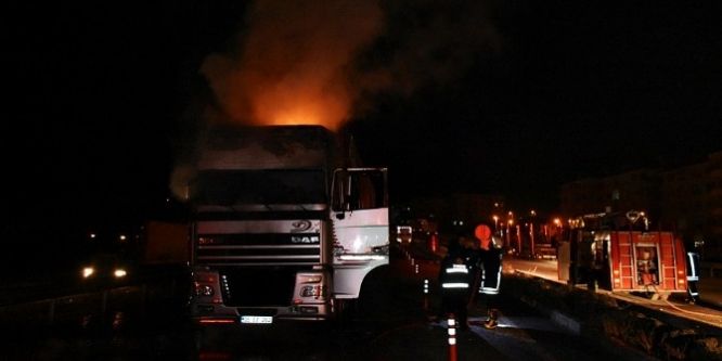 Beyaz eşya yüklü TIR alev alev yandı