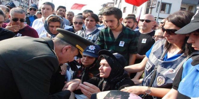 Şehit cenazesine katılan komutan FETÖ üyeliği suçundan hakim karşısında