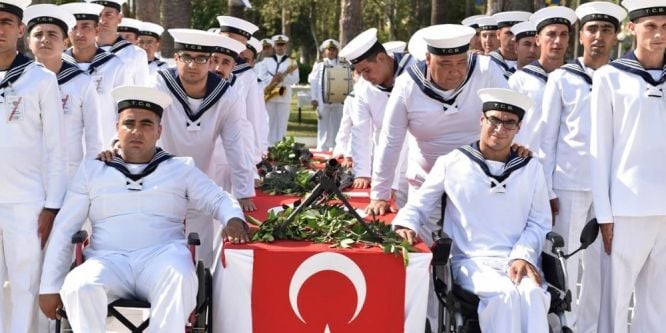 Temsili askerlik yapan engelli gençler terhis belgelerini aldı