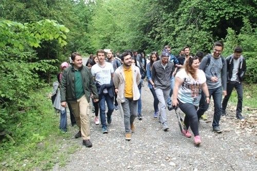 Üniversite öğrencileri doğa yürüyüşü yaptı