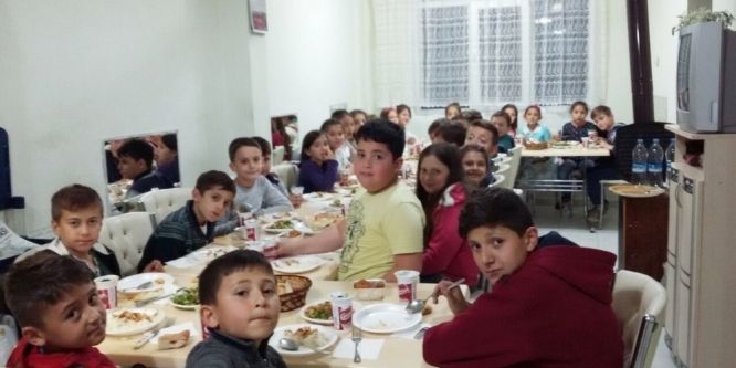İzci minikler iftar yemeğinde buluştu