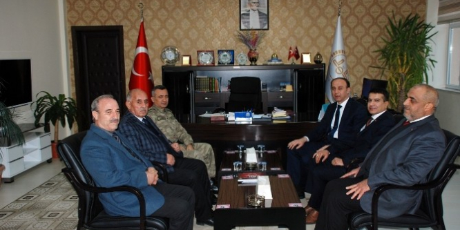 Vali Abdullah Erin kurumları tek tek gezerek çalışmalar hakkında bilgi alıyor