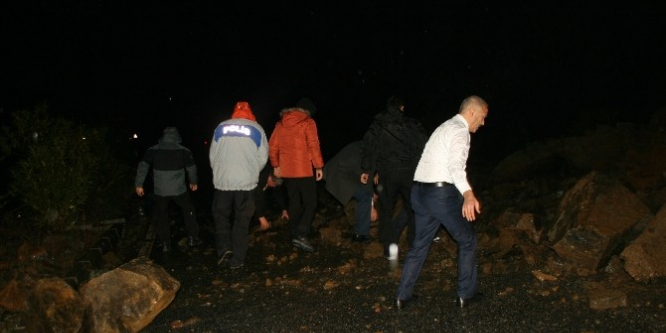 Sağanak yağış heyelana neden oldu