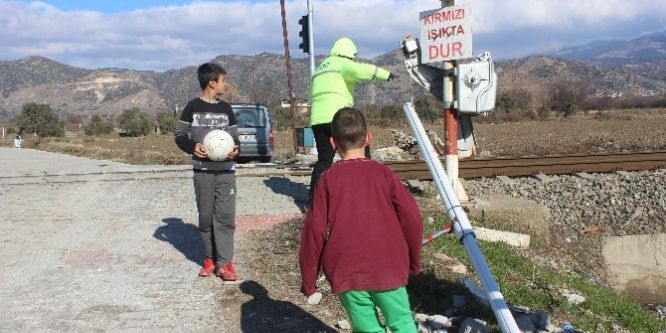 Bariyerler Fırtına ve Kamyonlara Dayanamıyor