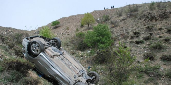 Uçuruma yuvarlanan otomobilden sağ çıktılar