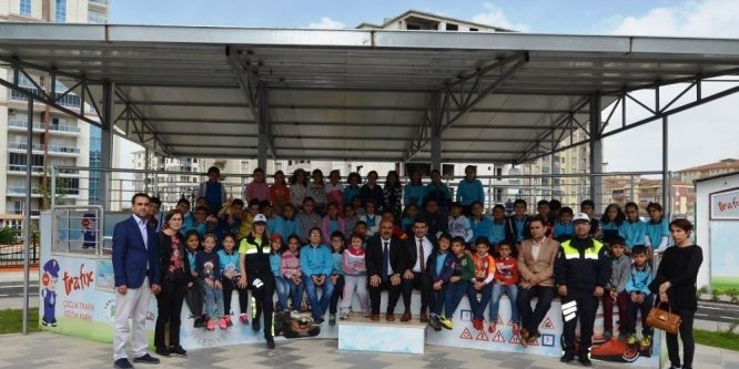 Minik öğrencilere polislerden trafik eğitimi