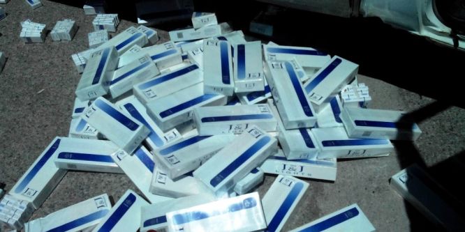 Minibüs döşemeleri arasında kaçak sigara sevkıyatı