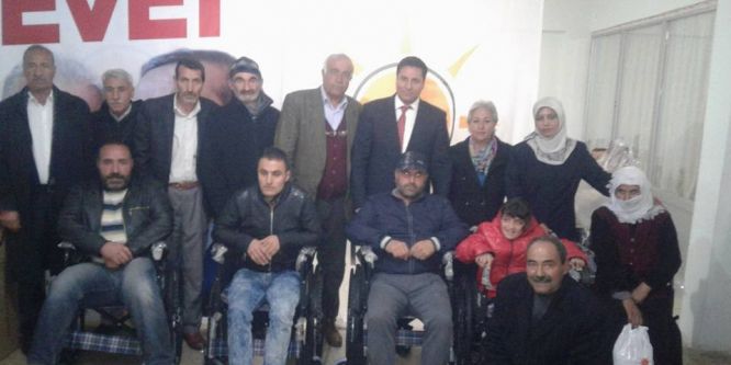 AK Parti’den tekerlekli sandalye dağıtımı