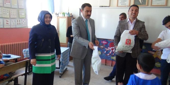 Ağrı’da 500 öğrenciye kıyafet yardımı yapıldı