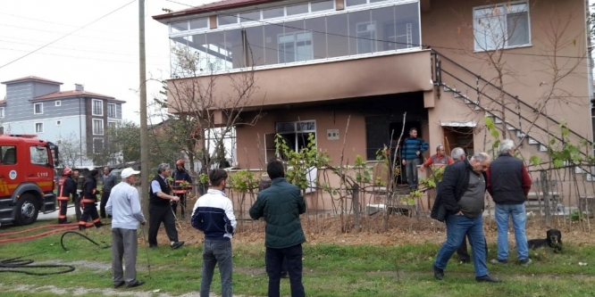 Ev yangınında 3 kişi dumandan etkilendi