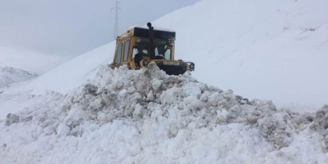 90 köy yolu ulaşıma kapandı