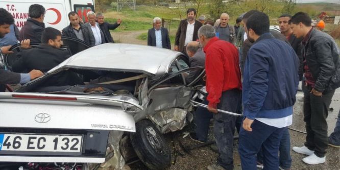 Hafif ticari araç ile otomobil çarpıştı: 4 yaralı