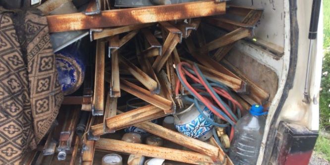 Demir elektrik direklerini kesen 2 kişi suçüstü yakalandı