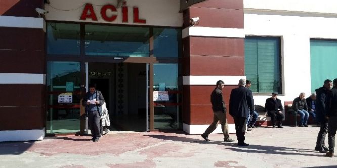 Bıçaklanan genç hastaneye kaldırıldı