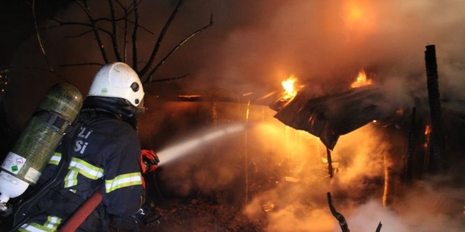 Elektrik malzemeleri deposu alev alev yandı