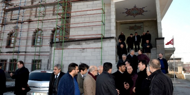 Mustafa Dündar, Bağlarbaşı Ziraat Camii’ni gezdi