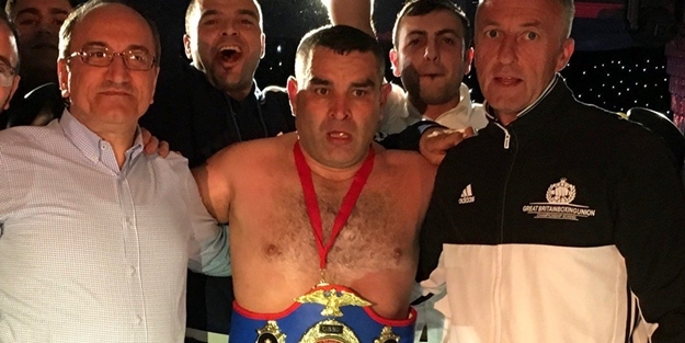 İngiliz rakibini mağlup eden Türk boksör 'altın kemer'i taktı