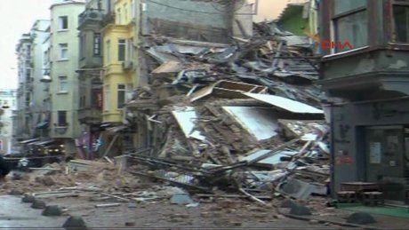 Beyoğlu’nda bina çöktü!