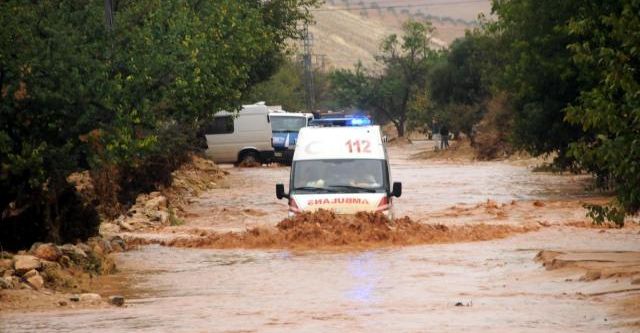 Otomobiller sel sularına kapıldı