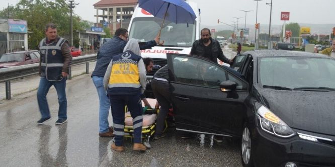 Otomobil kırmızı ışıkta bekleyen araca çarptı: 2 yaralı
