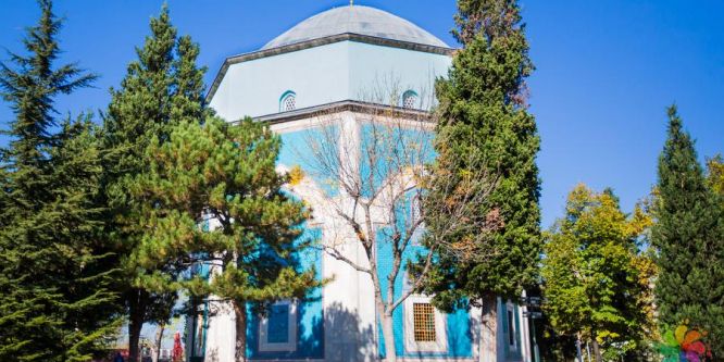 Sultan türbelerine ayakkabı ile girilmesine tepki