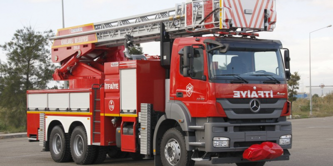 Araçları elleriyle itip itfaiyeye yol verdiler