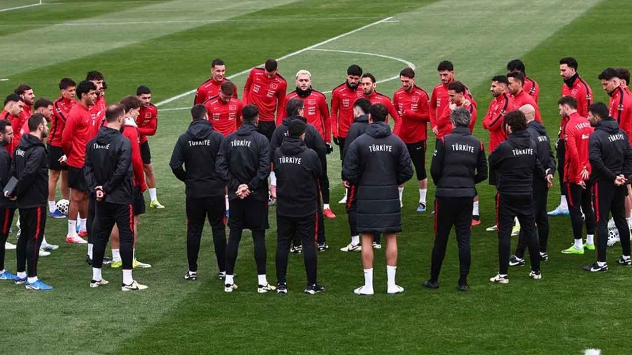 A Milli Futbol Takımı'nda ilginç olay! Yıldız futbolcu, Ümit Milli Takım'a gitti