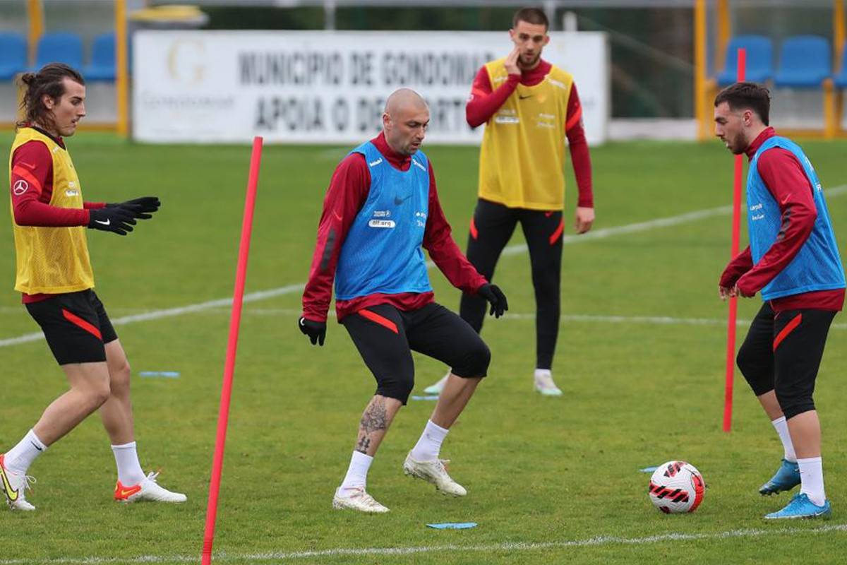 A Milliler, Portekiz önünde tur kovalıyor