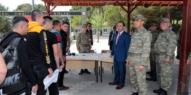 Acemi erleri vali ile komutanlar karşıladı