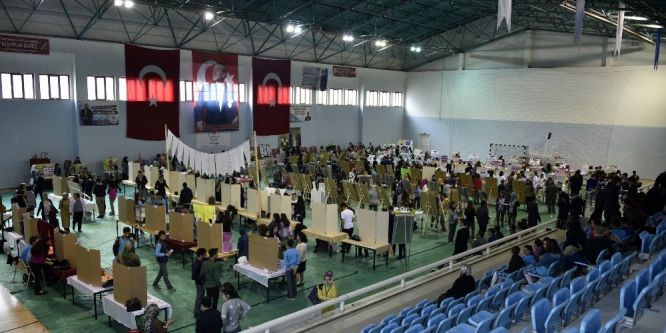 Geleceğin bilim adamları spor salonuna sığmadı