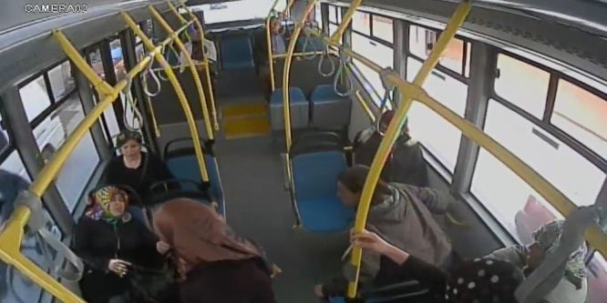 Fenalaşan yolcuyu kadın sürücü kurtardı