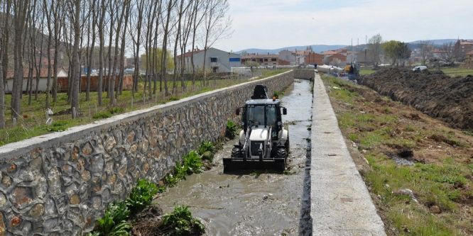 Mezbaha bölgesinde kanal temizliği yapılıyor