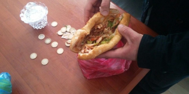 Konya'da dilencinin parası ekmek arası dönerde çıktı