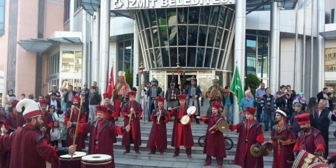 İzmit Belediyesi önünde mehteran gösterisi yapılacak