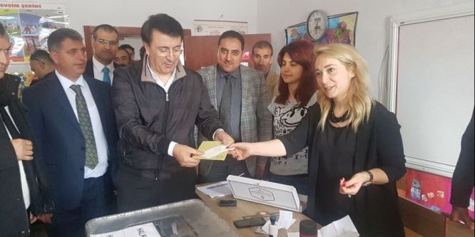 Aydemir oyunu Karayazı’da kullandı