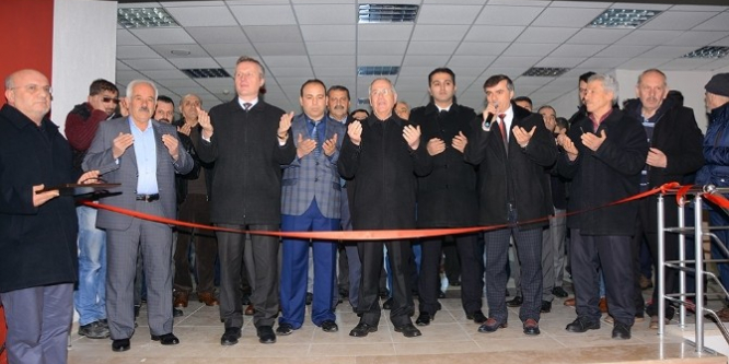 Düğün salonlarının açılışına katıldı