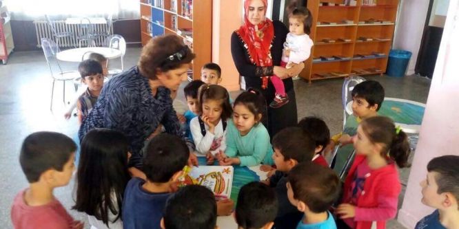 Okul öğrencileri kütüphaneyi gezdi