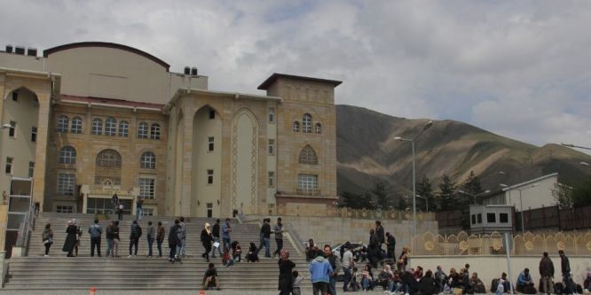 100 göçmen Hakkari’ye geldi