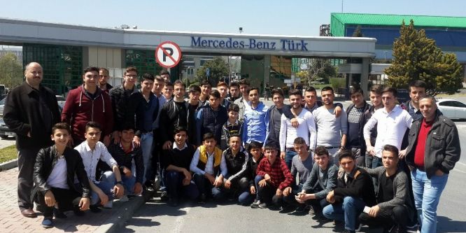 Öğrencilerden otomotiv sektörü ve şehitlik gezisi