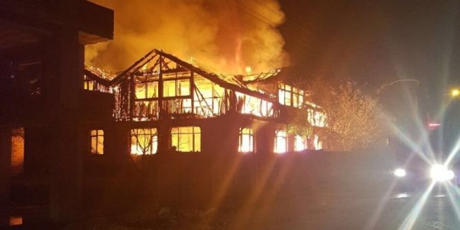 İki katlı ev çıkan yangında kullanılamaz hale geldi