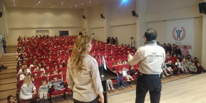 Bir günde bin öğrenciye deprem eğitimi verildi