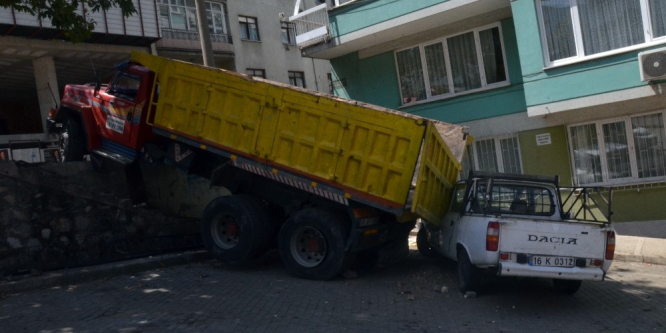 Freni boşalan kamyon dehşet saçtı