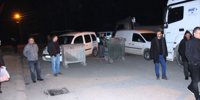 TIR kazası sonrası mahalleli yolu kapattı