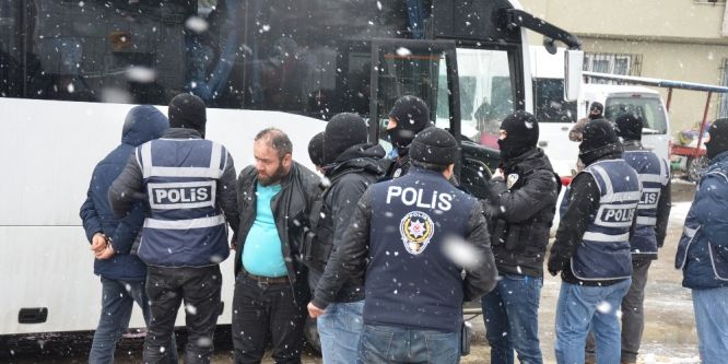 Uyuşturucu operasyonu zanlısı 35 kişi adliyeye sevk edildi