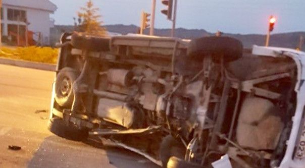 Minibüs bariyerlere çarptı: 1 yaralı!
