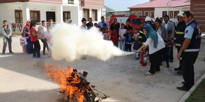 Bitlis’te minik öğrencilere yangın eğitimi