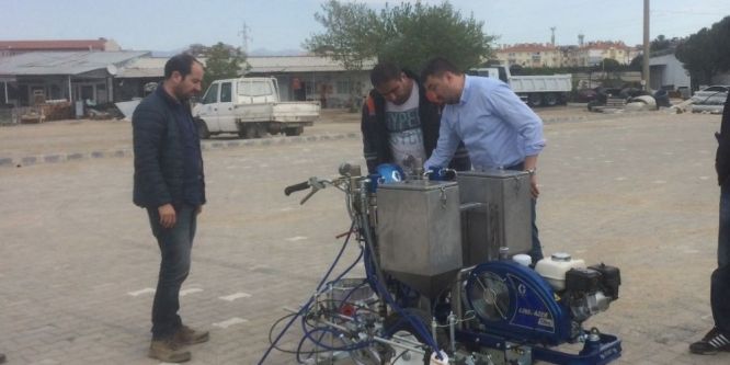 Burhaniye’de yollar ve bordürler pırıl pırıl boyanıyor