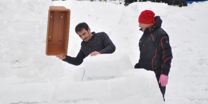 Geceyi iglo evlerde geçirdiler