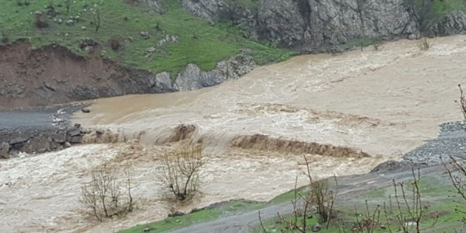 Şemdinli-Derecik yolu ikiye bölündü